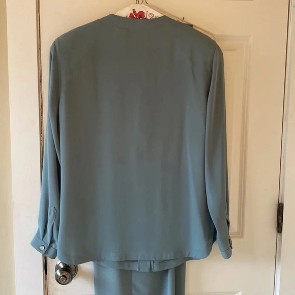 Regina Porter green shirt pant set size 6 V neck button-down shirt elastic waist - Picture 3 of 9